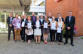 Rettungsdienst-Kooperation in Schleswig-Holstein gGmbH: RKiSH: Letzter Rettungsassistenten-Kurs beendet Ausbildung - 13 neue Kollegen werden begrüßt