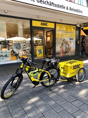Gelbe Engel kommen mit dem Pedelec - ADAC Straßenwacht in Darmstadt mit dem Fahrrad unterwegs
