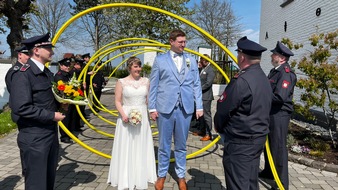 Freiwillige Feuerwehr Tönisvorst: FW Tönisvorst: Braut und Bräutigam strahlen mit der Sonne um die Wette