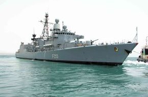 Presse- und Informationszentrum Marine: Hoch motiviert in den Einsatz - Fregatte "Augsburg" läuft Richtung Horn von Afrika aus (BILD)