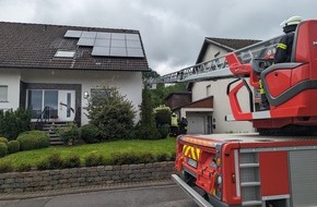 Feuerwehr der Stadt Arnsberg: FW-AR: Brennende PV-Anlage auf Wohngebäude