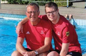 DLRG - Deutsche Lebens-Rettungs-Gesellschaft: DLRG Duo bei den Special Olympics World Games: Schwimmer Simon Rupp und Trainer Thomas Türk aus Grefrath vertreten Deutschland