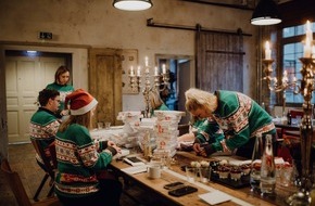 Kaufland: Weihnachtshelfer von Kaufland bringen Kinderaugen zum Leuchten: Vorzeitige Bescherung bei "buntkicktgut" in Berlin