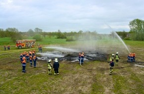 Freiwillige Feuerwehr Hünxe: FW Hünxe: Jugendfeuerwehr Hünxe übt Löscharbeiten am Osterfeuer
