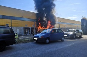 Feuerwehr Schwelm: FW-EN: Lieferwagenbrand bei einem Paketversender