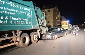 Polizeiinspektion Hameln-Pyrmont/Holzminden: POL-HOL: Holzminden - Papiermühle: 15.000,-- EUR Sachschaden bei Auffahrunfall - PKW-Fahrer leicht verletzt -