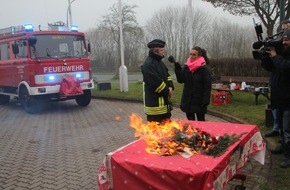 Landesfeuerwehrverband Schleswig-Holstein: FW-LFVSH: Sicherer Umgang mit Adventskränzen und Weihnachtsbäumen