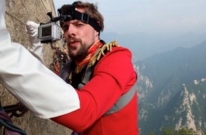 ProSieben: Klaas Heufer-Umlauf auf dem gefährlichsten Wanderweg der Welt! (BILD)