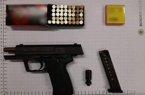 Bundespolizeidirektion Sankt Augustin: BPOL NRW: Mann mit Waffe im Zug - Bundespolizisten stellen Verdächtigen