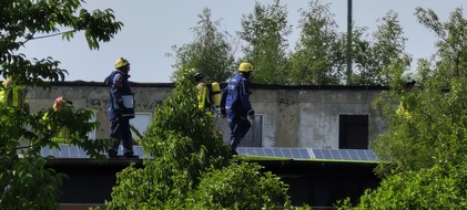 Feuerwehr Grevenbroich: FW Grevenbroich: Feuerwehr Grevenbroich l&ouml;scht Dachstuhlbrand in Kapellen