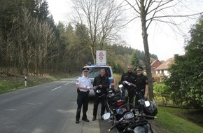 Polizeiinspektion Hameln-Pyrmont/Holzminden: POL-HOL: Unfallhäufigkeitsstrecke Neuhaus - Boffzen: Zielrichtung: Motorradfahrer sollen 50 km/h einhalten - Einsatzbeamte der Polizei führen Gespräche mit den Bikern und verteilen Flyer -