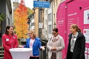 PINK CUBE setzt in Baden mit Politik und Partnern ein starkes Zeichen für die Brustkrebsfrüherkennung