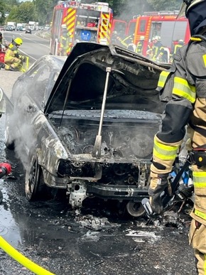 POL-STD: Audi Coupe gerät auf Bundesstraße in Buxtehude in Brand