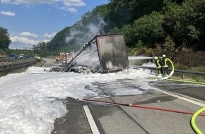 Polizeipräsidium Osthessen: POL-OH: Lkw gerät auf der Autobahn 5 in Vollbrand - Vollsperrung und kilometerlanger Stau