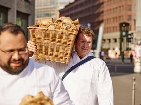 Bäckerhandwerk feiert Deutsche Brotkultur: Brotkorb fürs Bundeskanzleramt und Verteilaktionen in ganz Deutschland