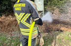 Freiwillige Feuerwehr H&uuml;nxe: FW H&uuml;nxe: Vegetationsbrand nach Defekt am Strommast - Anwohner verhindern Ausbreitung