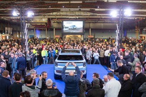 Elektro-Premiere: Ford präsentiert neuen vollelektrischen Explorer vor 1.200 Beschäftigten im Kölner Werk