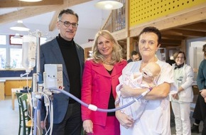 Klinikum Nürnberg: Pressemitteilung: Baumüller spendet 7000 Euro an Nürnberger Klinik für Neugeborene, Kinder und Jugendliche