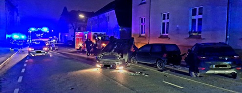 Feuerwehr Dortmund: FW-DO: PKW auf Haberlandstraße überschlagen - Feuerwehr betreut neun Personen auf der Feuerwache