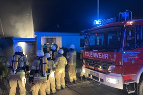 Feuerwehr Goch: PKW in Flammen, Verkehrsunfall, Kellerbrand und Kampfmittelfund