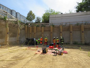 FW-Heiligenhaus: Fahrzeug stürzt vier Meter in die Tiefe - Eine Person befreit. (Meldung 17/2019)