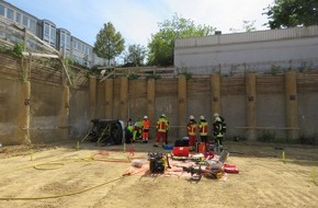 Feuerwehr Heiligenhaus: FW-Heiligenhaus: Fahrzeug stürzt vier Meter in die Tiefe - Eine Person befreit. (Meldung 17/2019)