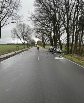 POL-ROW: ++ Schwerer Verkehrsunfall auf der B71 zwischen Brüttendorf und Wehldorf - ein tödlich Verletzter und zwei Schwerverletzte ++