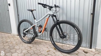 Polizeiinspektion Göttingen: POL-GÖ: (577/2023) Tat während der Öffnungszeit: Unbekannte stehlen Mountainbike vor Supermarkt in Gieboldehausen, Zeugen gesucht