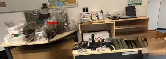 Polizei Köln: POL-K: 250818-3-LEV Feuerwehr entdeckt Drogen und Waffen nach Wohnungsbrand - 41-Jähriger festgenommen
