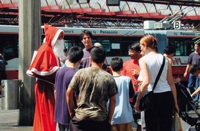 Samnaun Tourismus: Glacé statt Nüssli und Mandarinen - Der Samichlaus kam bei 34 Grad aus Samnaun nach Winterthur und Zürich