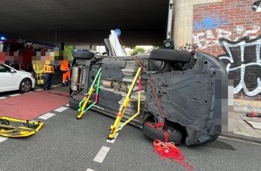 Polizei Duisburg: POL-DU: Duissern: Unfall auf Kreuzung - Auto liegt auf der Seite