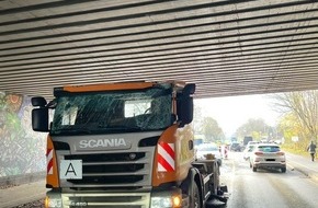 Feuerwehr Dinslaken: FW Dinslaken: LKW Unfall unter Eisenbahnbrücke
