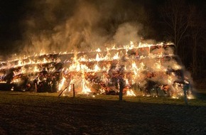 Polizei Mettmann: POL-ME: Hunderte Strohballen abgebrannt: Polizei bittet um Hinweise - 2502099