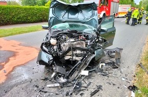 Polizeiinspektion Cuxhaven: POL-CUX: Schwerer Verkehrsunfall auf der Landesstraße 129 zwischen Mulsum und Wremen - Drei Personen verletzt, eine davon lebensgefärhlich (Lichtbild in der Anlage)