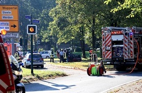 Feuerwehr Essen: FW-E: Verkehrsunfall, ein PKW auf Dach, Fahrerin vermutlich eingeklemmt
