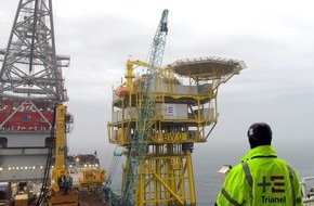 Trianel GmbH: Parkinterne Umspannplattform errichtet / Bau des Trianel Windpark Borkum erreicht die nächste Etappe (BILD)