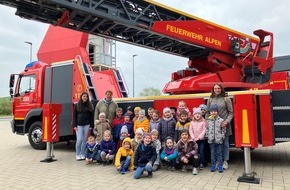 Freiwillige Feuerwehr Alpen: FW Alpen: "Maxi-Kinder" zu Besuch bei der Freiwilligen Feuerwehr in Alpen