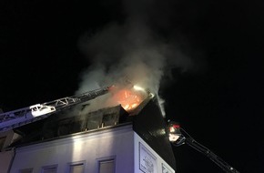 Feuerwehr Bergisch Gladbach: FW-GL: Dachstuhlbrand mit erheblichem Sachschaden in der Stadtmitte von Bergisch Gladbach
