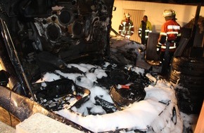 Kreisfeuerwehrverband Calw e.V.: KFV-CW: 200.000 EUR Sachschaden bei Fahrzeugbrand in einem Carport in Bad Liebenzell