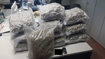 Polizei Düsseldorf: POL-D: Pressemeldung der Polizei Viersen: BAB 52- Niederkrüchten-Elmpt: Fast 12 Kilo Marihuana sichergestellt- Festnahme- Foto hängt an