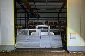 Polizei Bochum: POL-BO: Einbruch scheitert an geparktem Transporter - Zeugen gesucht