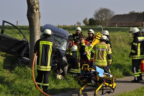 FW-KLE: Verkehrsunfall/ 29jährige Bedburg-Hauerin wird in ihrem Fahrzeug einklemmt.