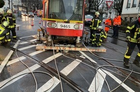 Feuerwehr und Rettungsdienst Bonn: FW-BN: Feuerwehr hebt entgleiste Stadtbahn wieder zurück ins Gleisbett.