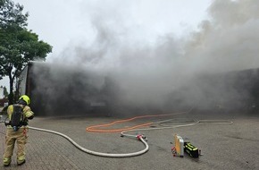 Feuerwehr Gronau: FW Gronau: Feuer in Lagerhalle am Heerweg