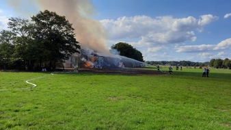 Freiwillige Feuerwehr Kalkar: Feuerwehr Kalkar: Scheunenbrand- Bauer rettet Tiere selbständig