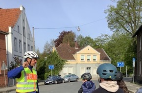 Polizeiinspektion Nienburg / Schaumburg: POL-NI: Nienburg - Sicher durch den Stadtverkehr: Nienburger Viertkl&auml;ssler meistern Fahrradtraining auf realen Stra&szlig;en