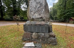 Polizeipräsidium Rostock: POL-HRO: Gedenktafel auf Vellahner Friedhof beschädigt