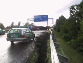 POL-WL: Sattelzug prallt gegen Schilderbrücke, Fahrer schwer verletzt