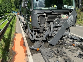 FW-PL: Verkehrsunfall auf der B236 - Fahrer schwer verletzt, couragierte Ersthelferin