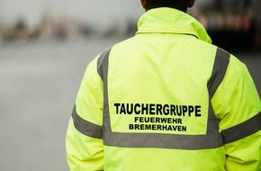 Feuerwehr Bremerhaven: FW Bremerhaven: Person in Hafenbecken - beherztes Eingreifen rettet Urlauber